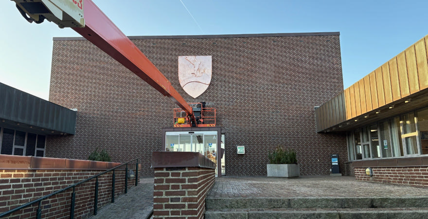 kobbervåbenskjold hænges op på Rådhuset i Ringkøbing